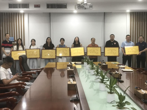 新入會(huì)副會(huì)長和理事單位授牌儀式在贛州國際陸港發(fā)展集團(tuán)有限公司舉行